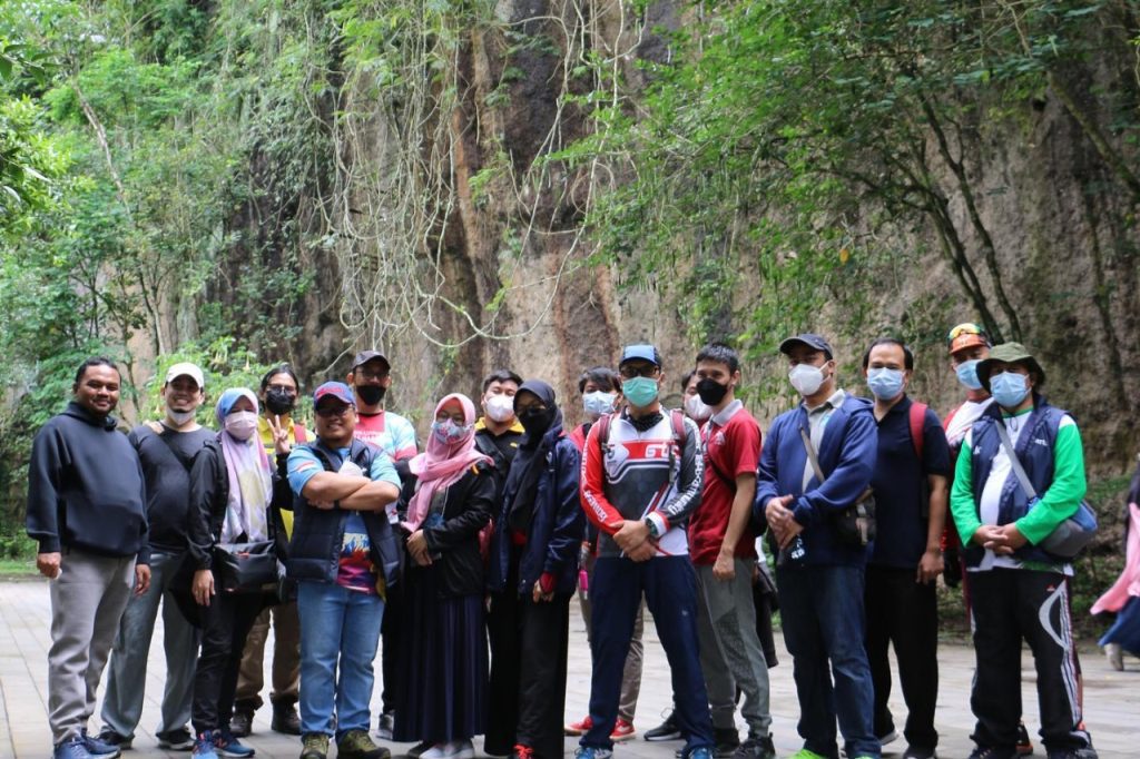Kebersamaan Tim Promotor, Mahasiswa S3 Informatika dan Dekanat Terjalin di Taman Hutan Raya Ir. Djuanda