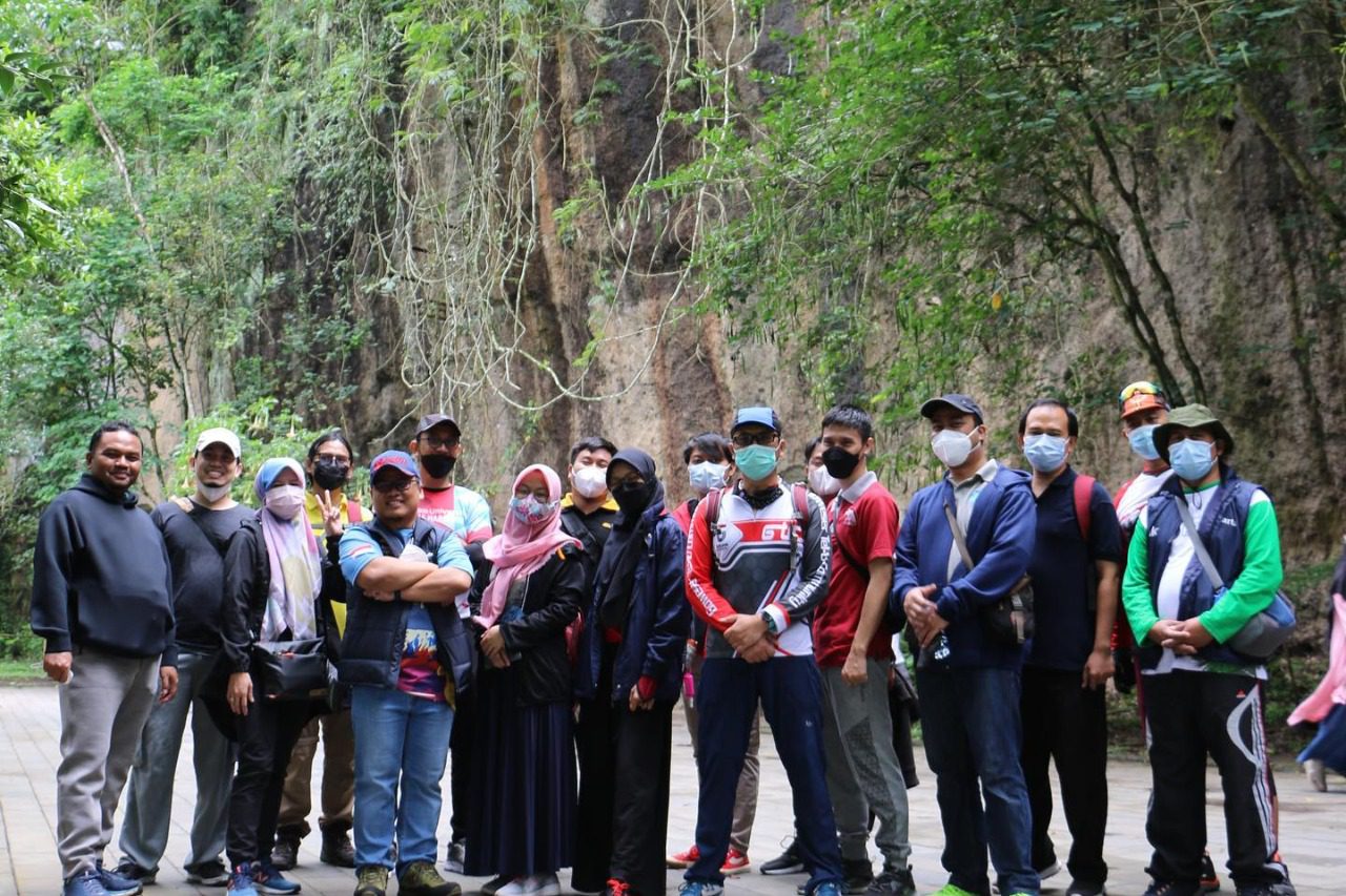 Kebersamaan Tim Promotor, Mahasiswa S3 Informatika dan Dekanat Terjalin di Taman Hutan Raya Ir. Djuanda Kebersamaan Tim Promotor, Mahasiswa S3 Informatika dan Dekanat Terjalin di Taman Hutan Raya Ir. Djuanda