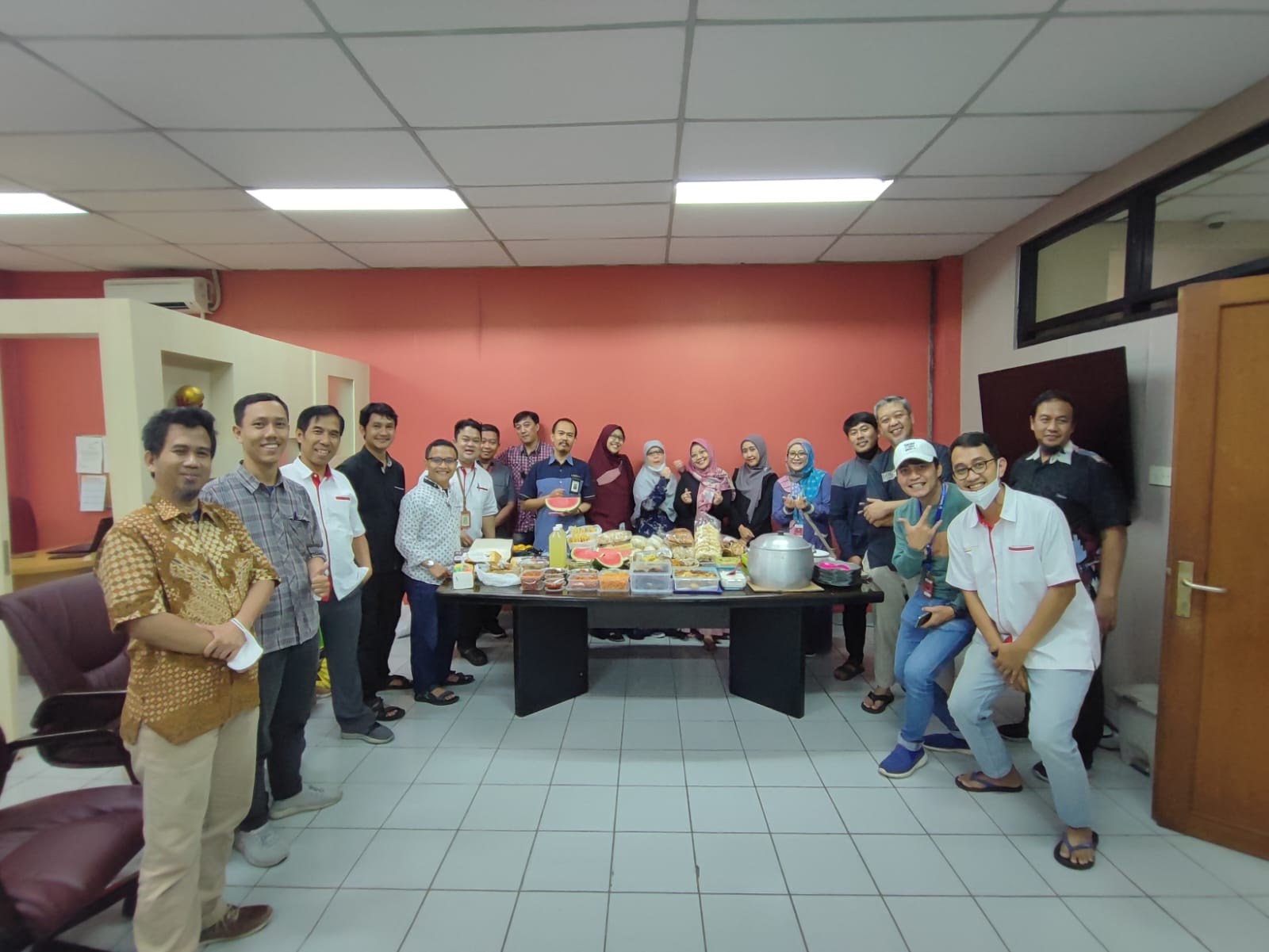 Kebersamaan Mahasiswa S3 Informatika dalam agenda makan-makan bersama